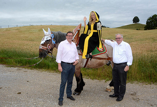 Ein paar Tage vorher durften sich Laila und Jackl schon einmal kennenlernen, hier mit Geschäftsführer Berhard Klier von der Spaten Löwenbräu und Manfred Newrzella (re), Geschäftsführer des Vereins Münchner Brauereien (©Foto. ingrid Grossmann)